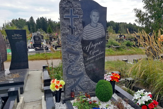 Высокий вертикальный памятник с резьбой